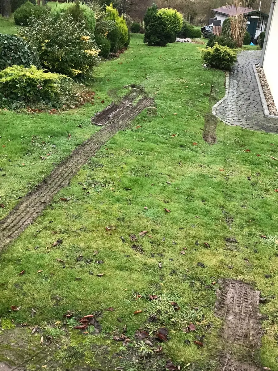 Rasenfläche vor der Herstellung einer befestigten Fläche
