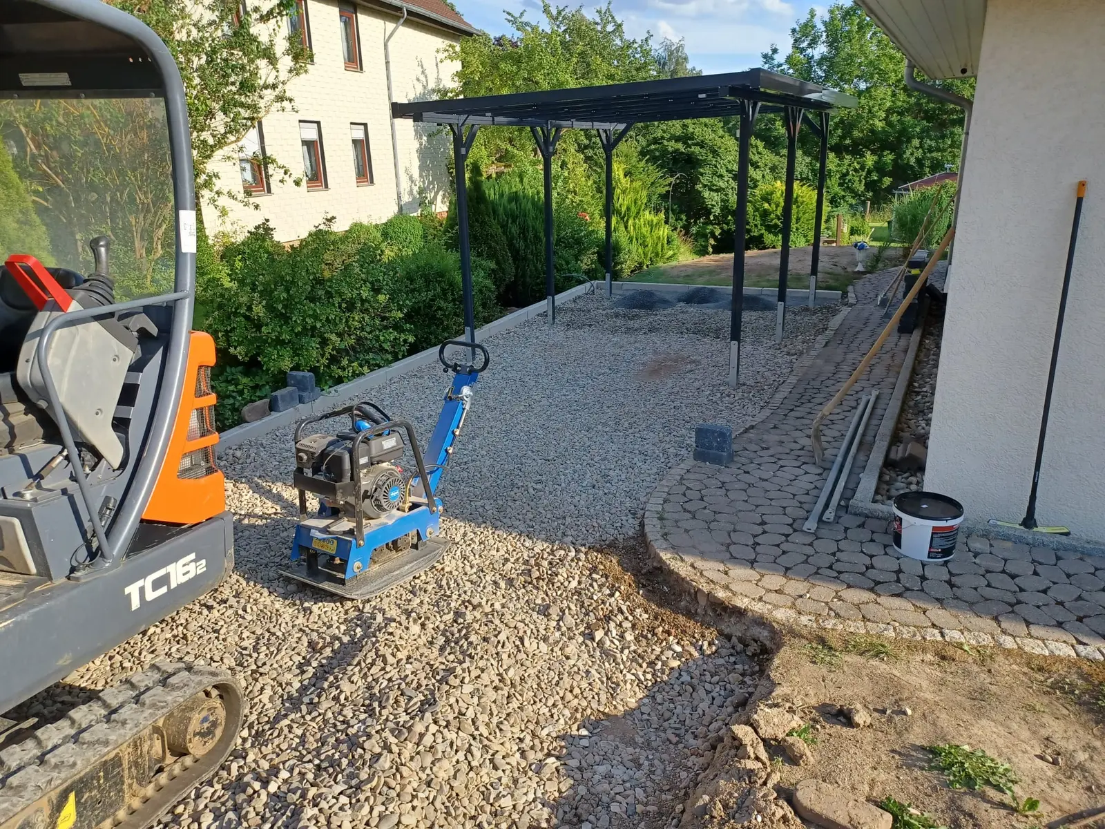 Befestigter Unterbau einer Zuwegung am Wohnhaus