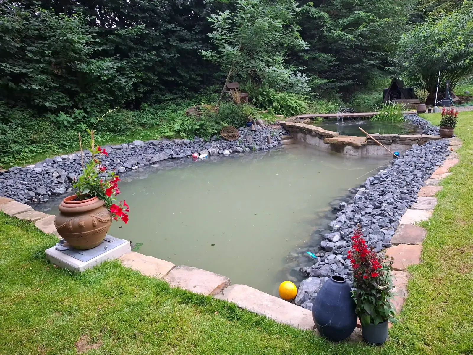 Fertig angelegter Gartenteich mit Natursteinen
