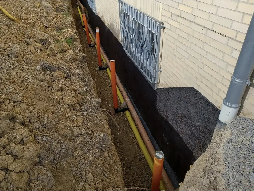Freigelegtes und abgedichtetes Kellermauerwerk mit Drainage