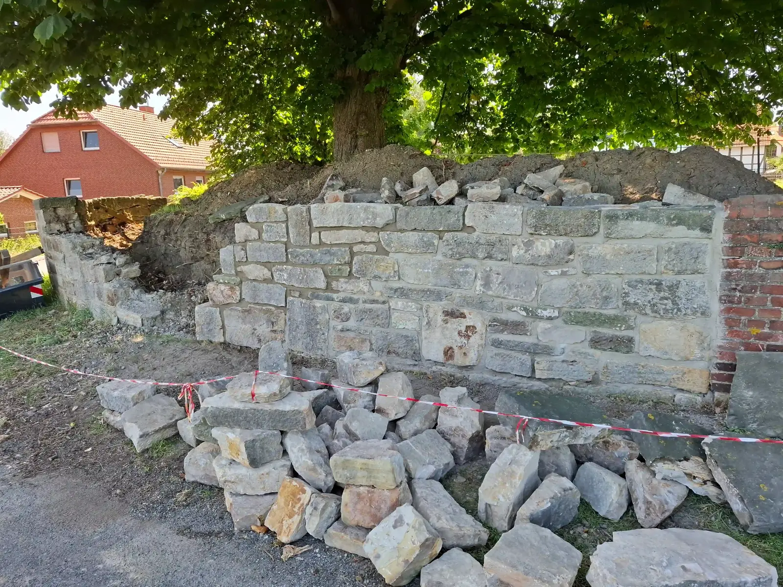 Natursteinmauer während der Instandsetzung